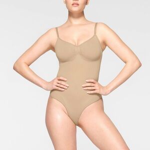 SKIMS SEAMLESS SCULPTBRIEF BODYSUIT STYLE:
BD-BRF-3370 COLOR: CLAY SIZE: L